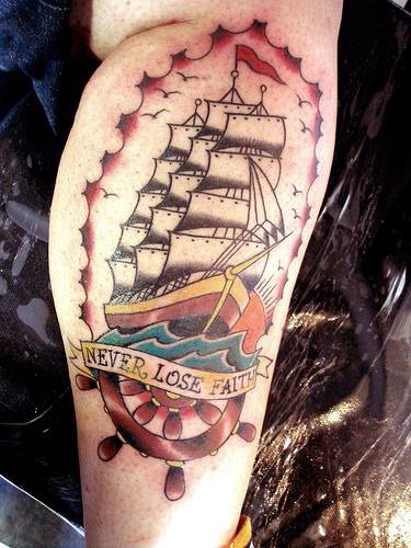 手臂彩色传统大船和题词纹身图案