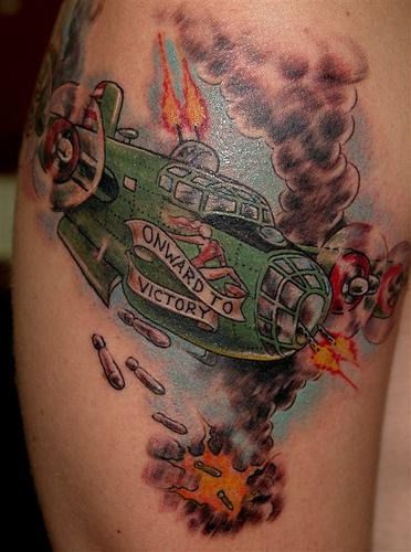老派风格的彩色二战轰炸机肩部纹身