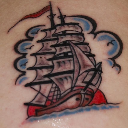 背部彩色海盗帆船纹身图案
