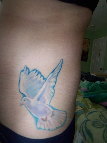 腰侧彩色清晰的鸽子纹身图片
