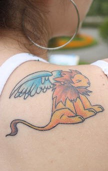 肩部彩色卡通翅膀狮子纹身图案