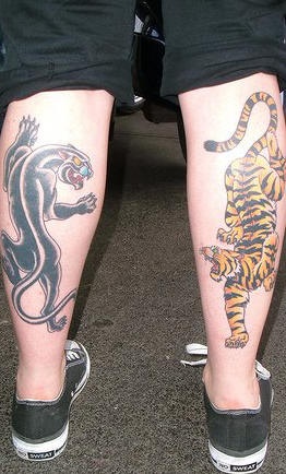 腿部彩色老虎和豹纹身图案