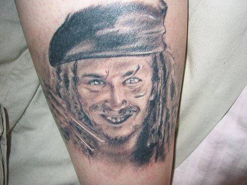 手臂黑灰海盗船长肖像纹身图案