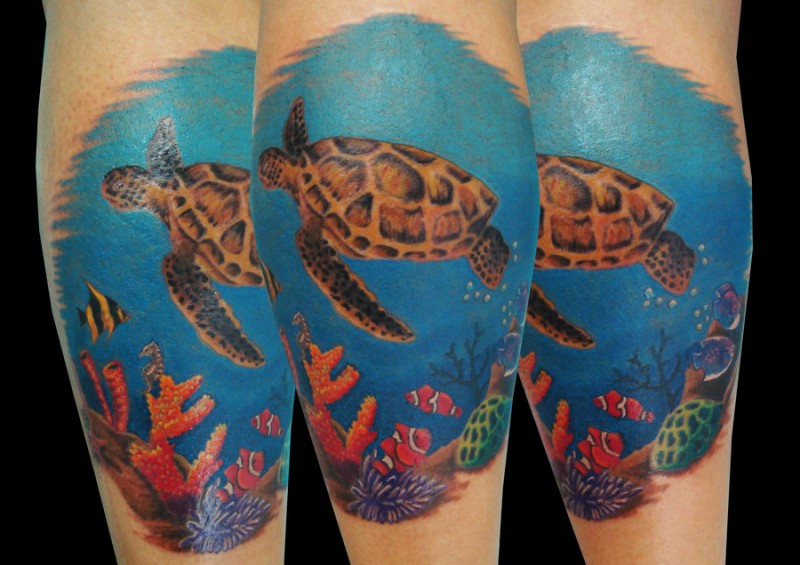 腿部彩色浮龟和水下世界纹身图片