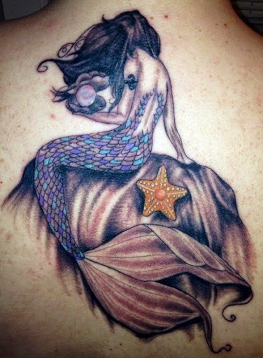 背部彩色美人鱼与海星纹身图案