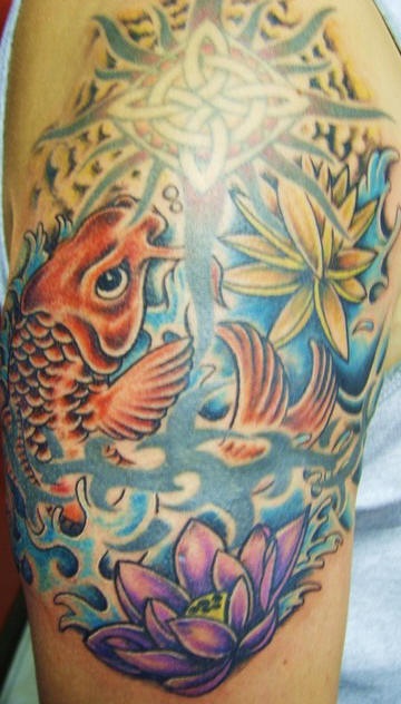肩部彩色锦鲤与荷花纹身图案
