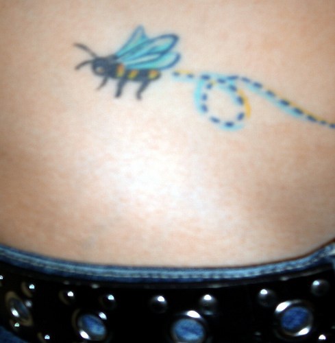 腰部彩色飞行的蜜蜂纹身图案