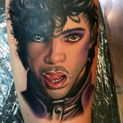 腿部彩色著名王子歌手肖像纹身图案