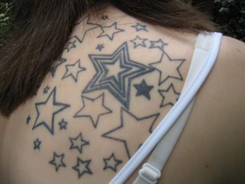 肩膀上的简约五角星纹身图案