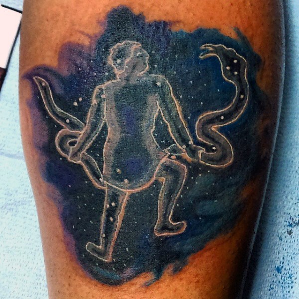 腿部有趣的彩绘人和蛇纹身图案