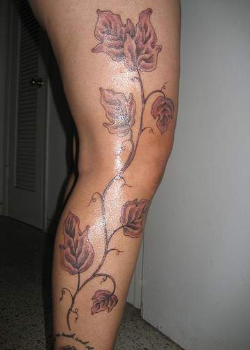 女性腿部棕色藤叶纹身图案