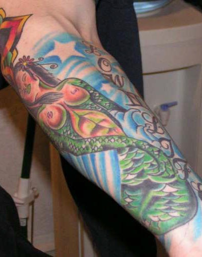 手臂彩色神话美人鱼纹身图案