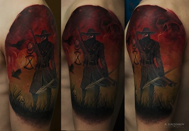 肩部彩色恐怖男子与矛纹身图片
