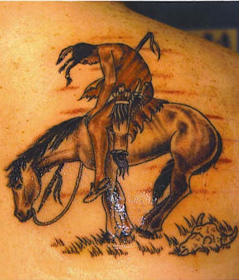 肩部棕印第安人骑马纹身图案