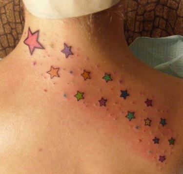 女性脖子五角星纹身图案
