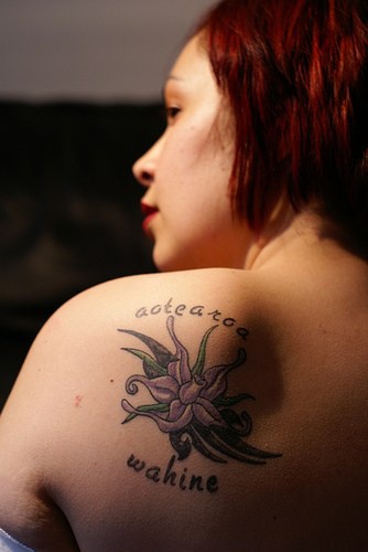 肩部彩色浅紫色兰花纹身图案