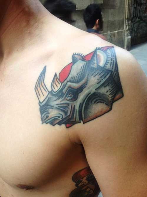 男性肩部彩色犀牛头纹身图案