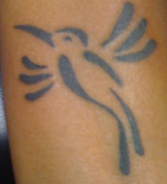 腿部黑色简约的部落蜂鸟纹身