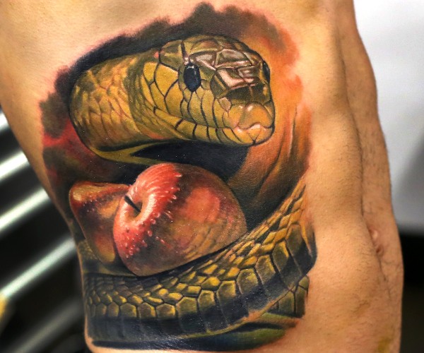 现实主义风格的彩色腰侧蛇纹身图案