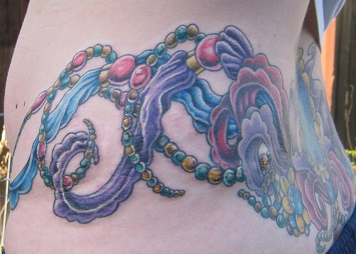 女性腰部彩色珠宝纹身图案