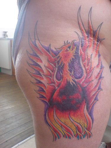 肩部凤凰菲尼克斯在火焰纹身图案