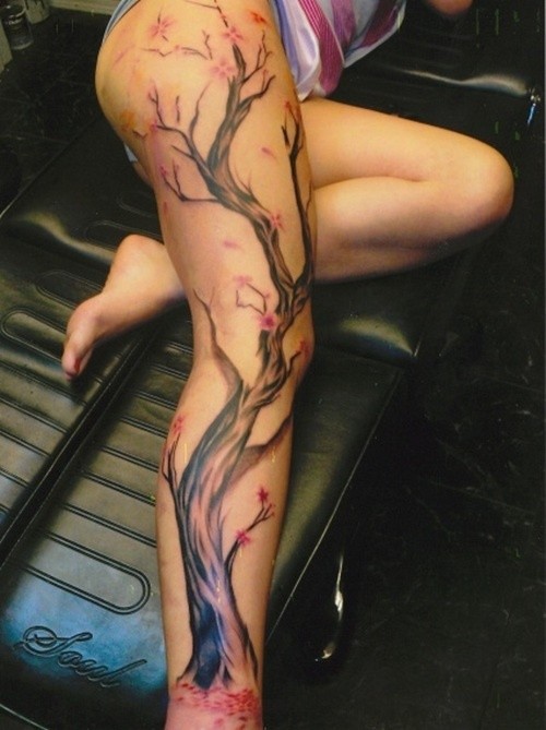 腿部彩色樱花树纹身图片