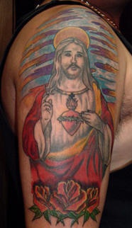 肩部彩色耶稣与玫瑰纹身图案