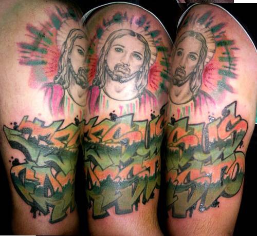 肩部彩色涂鸦与耶稣纹身图案