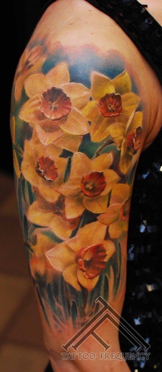 现实主义风格的彩色花卉肩上纹身图案