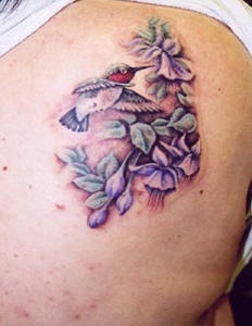 腿部彩色紫罗兰与蜂鸟纹身图案