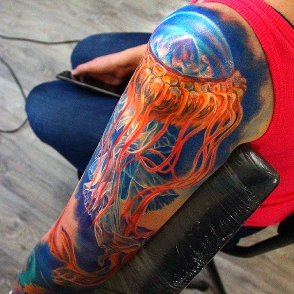 手臂现实主义风格彩色水母纹身图片