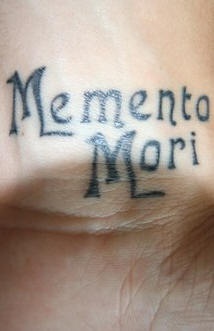 手腕字母Memento Mori纹身图片