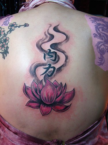 背部彩色莲花与文字纹身图案