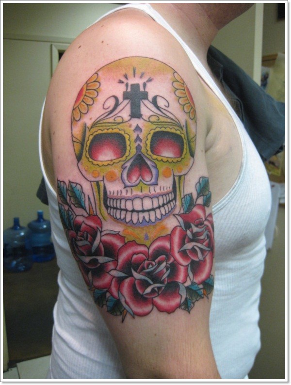 肩部彩色墨西哥骷髅与玫瑰纹身图案