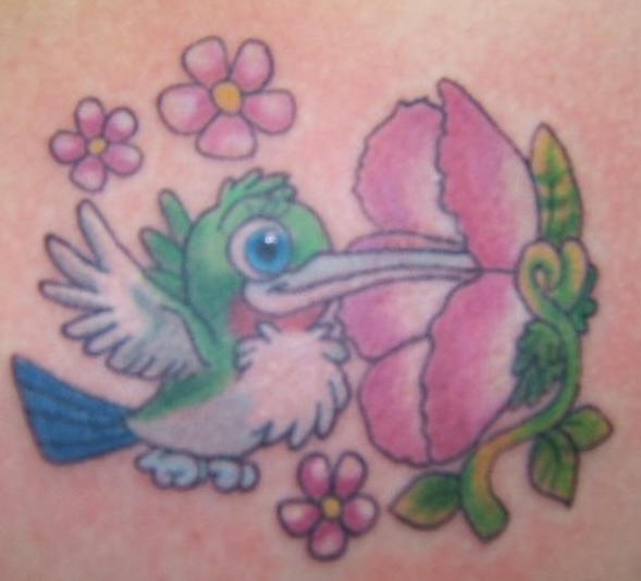 肩部彩色卡通蜂鸟与花纹身图片