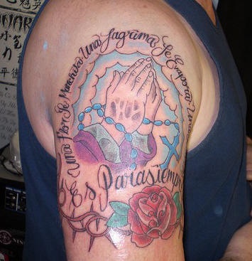 肩部彩色祷告的手与玫瑰纹身图案