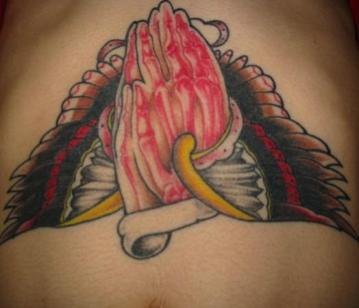 肩部彩色血腥祈祷的手纹身图案