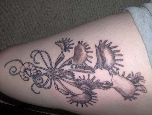 腿部棕色奇怪植物与蠕虫纹身