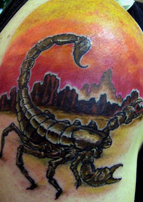 肩部彩色蝎子在沙漠景观纹身图案