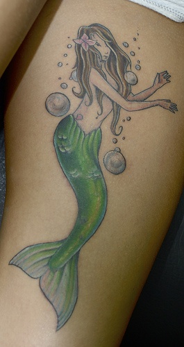 腿部彩色美人鱼与泡泡纹身图案