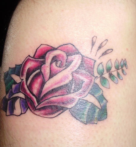 肩部彩色红玫瑰与叶子纹身图案