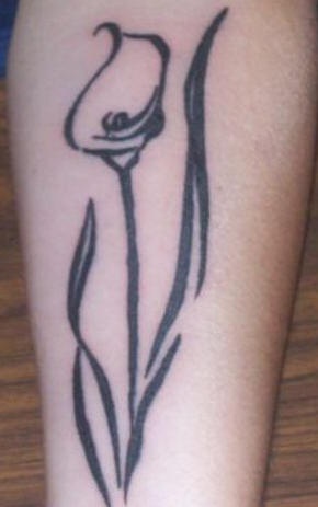 手臂黑色简约马蹄莲的纹身图片