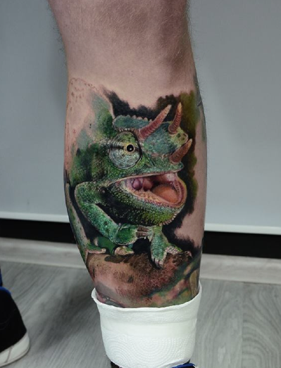 腿部写实风格彩色蜥蜴纹身图案