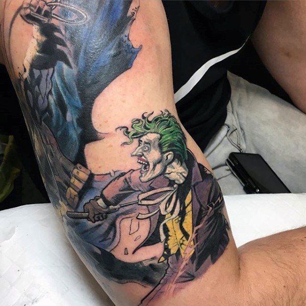 手臂漫画风格的彩色蝙蝠侠和小丑纹身