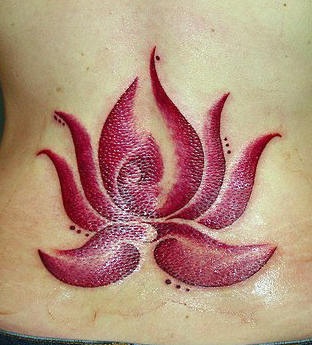 女性腰部红莲花符号纹身图案