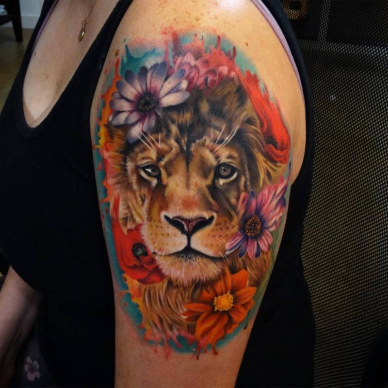 肩部彩色狮子头与花纹身图案