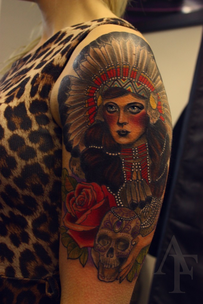 肩部老式的彩色印度妇女头骨纹身
