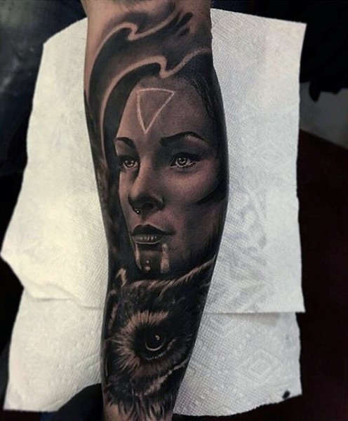 手臂黑灰部落妇女与纹身图案