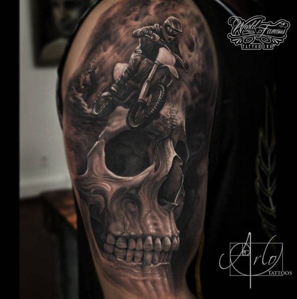 肩部写实人类头骨与骑自行车人纹身图案
