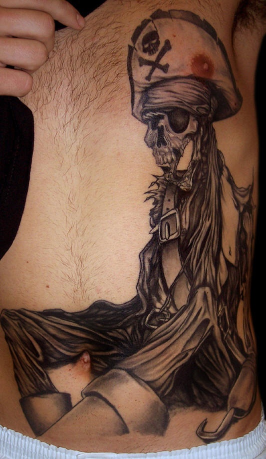 腹部黑色海盗骷髅纹身图案